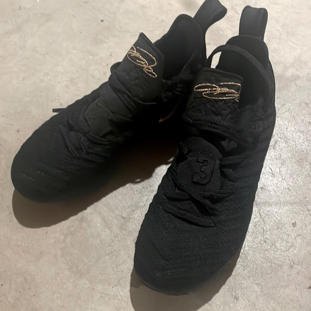 Boys Lebron XVI basketball sneakers